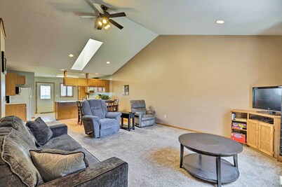 Elwood Townhome w/ Patio - 7 Mi to Johnson Lake