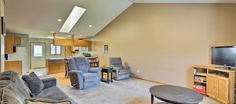 Elwood Townhome w/ Patio - 7 Mi to Johnson Lake
