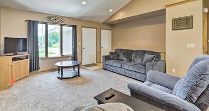Elwood Townhome w/ Patio - 7 Mi to Johnson Lake