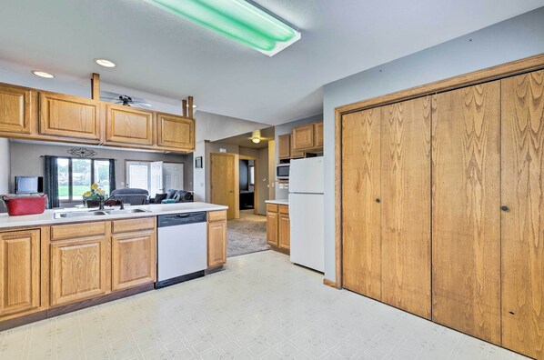 Apartment (4 Bedrooms) | Interior - Elwood Townhome w/ Patio - 7 Mi to Johnson Lake (Elwood)