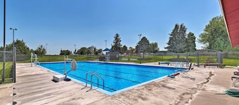 Elwood Townhome w/ Patio - 7 Mi to Johnson Lake