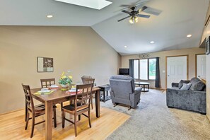 Interior - Elwood Townhome w/ Patio - 7 Mi to Johnson Lake (Elwood)