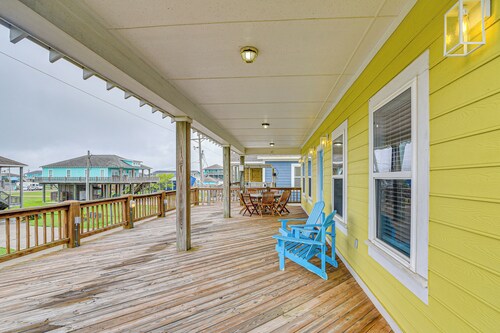 Walk to Shore: Crystal Beach Family Home w/ Deck!
