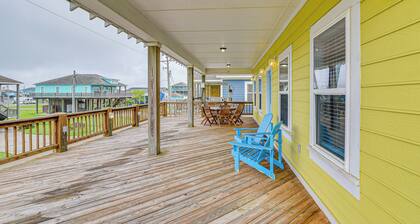 Walk to Shore: Crystal Beach Family Home w/ Deck!