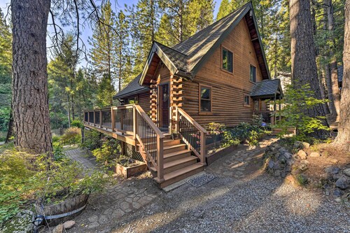 Near Vineyards: Cabin w/ Hot Tub in Pollock Pines!