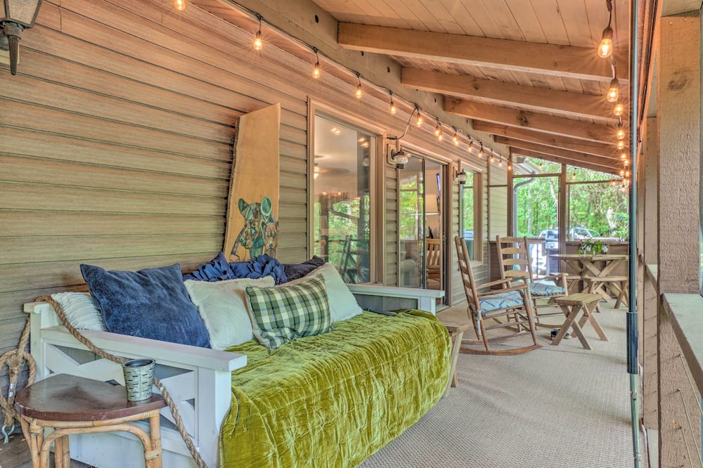 Beautiful Connestee Falls Home w/ Porch in Brevard - Brevard, NC