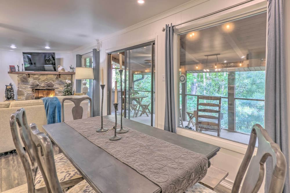 Beautiful Connestee Falls Home w/ Porch in Brevard - Table Rock, SC