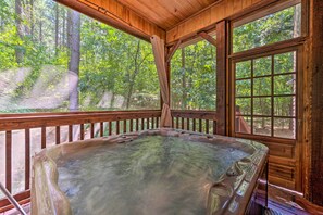 Indoor spa tub - Catcha Fallin Star - 2 Bedroom Suites & Fire Pit (Broken Bow)