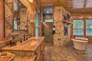 House (2 Bedrooms) | Bathroom - Catcha Fallin Star - 2 Bedroom Suites & Fire Pit (Broken Bow)