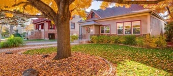 Charming Getaway, Walk to Windsor Lake & Downtown!