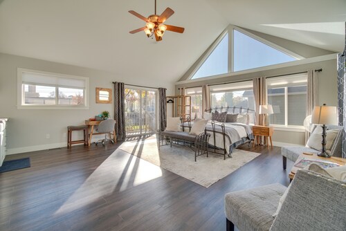 Charming Getaway, Walk to Windsor Lake & Downtown!