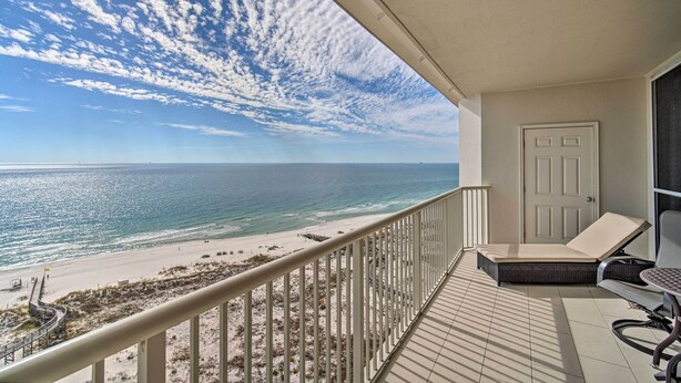 Ein Balkon mit Blick auf den Strand und das Meer.
