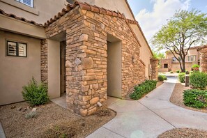 Apartment (2 Bedrooms) | Interior - Community Pool, Golf & Tennis: Scottsdale Retreat (Scottsdale)