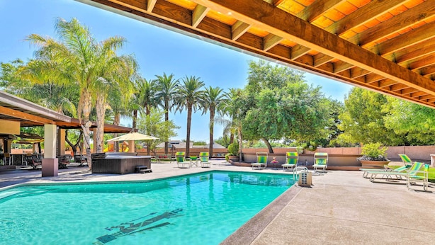 A pool area with a clear pool, lounge chairs, and palm trees. - 2 Mi to Old Town: 'the Grand Palms Estate' w/ Pool (Scottsdale)