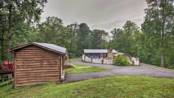 Set amidst a serene wooded area, this rustic lodge offers a peaceful retreat with a porch and a garden.