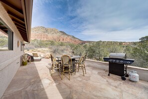 Outdoor dining - Secluded Sedona Escape w/ Patio & Red Rock Views! (Sedona)
