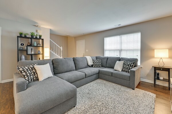 Near Uncc! Charlotte Family Retreat W/ Deck - Charlotte, NC
