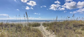 Walk to Ocean: Cozy Condo in North Myrtle Beach!