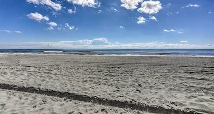 Walk to Ocean: Cozy Condo in North Myrtle Beach!