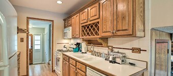 Spacious Family Glenwood Estates Home w/ Hot Tub!