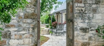 Stonebridge 2: 2 Blocks to Main, Shared Hot Tub