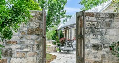 Stonebridge 2: 2 Blocks to Main, Shared Hot Tub