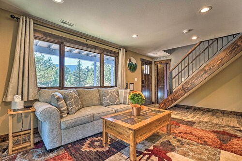 Luxe Updated Home w/ Grill + Hot Tub: 4 Mi to Rmnp