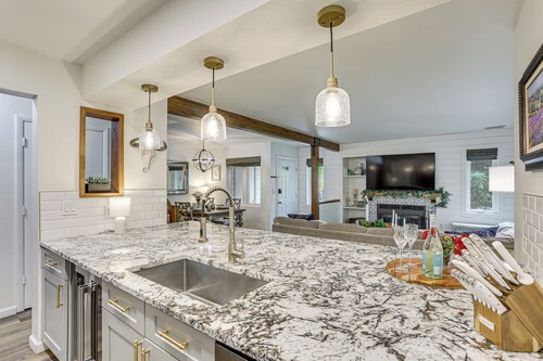 Hike, Ski & Golf: Fully Renovated Edwards Townhome