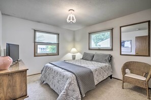 3 bedrooms, desk, laptop workspace, iron/ironing board - Charming Rochester Home - 2 Mi to Mayo Clinic! (Rochester)