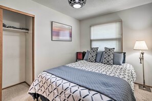 ハウス (3 Bedrooms) | 3 室のベッドルーム、デスク、ノートパソコン用作業スペース、アイロ ン / アイロン台