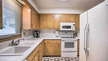 House (3 Bedrooms) | Dapur peribadi | Ketuhar gelombang mikro, ketuhar, dapur, mesin basuh pinggan mangkuk