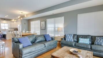 House (4 Bedrooms) | Living area | TV, fireplace, books