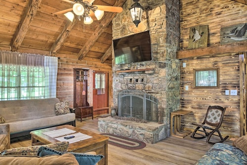 Peaceful Log Cabin Escape Near Table Rock Lake!