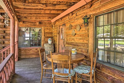 Table Rock 湖畔風景如畫的原木小屋 < 1 英里