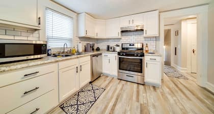 Meadville Apartment w/ Deck < 2 Mi to Allegheny!