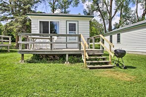 Terrace/patio - Leisurely Lake Retreat: Boat Rentals & Fishing! (Dent)