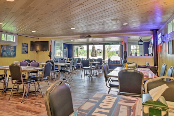 Dining - Leisurely Lake Retreat: Boat Rentals & Fishing! (Dent)