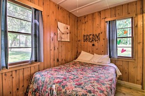 1 bedroom, bed sheets