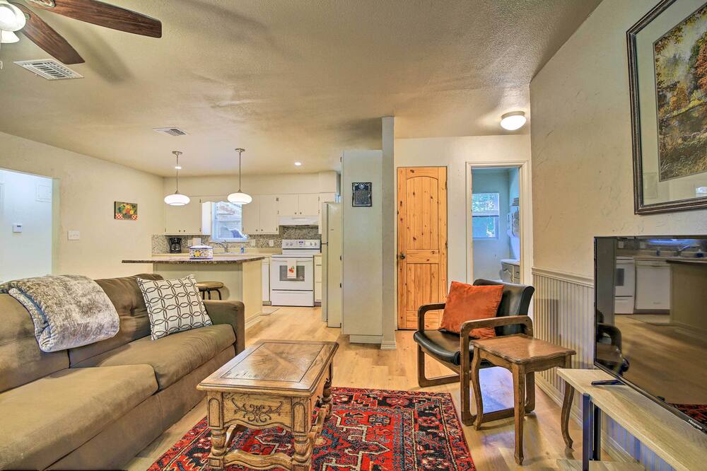 Utopia Family Home, 2 Blocks to Utopia Park! - Vanderpool, TX
