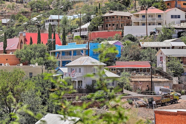 A residential area with houses of various architectural styles, including a prominent white house with a red roof and a blue house with a white roof. - 'St Patrick' Apartment in the Heart of Bisbee (Bisbee)