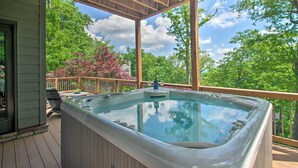 A hot tub on a wooden deck with a view of trees and a clear sky. - Grand Chalet w/ Hot Tub - Near Wintergreen Resort (Nellysford)