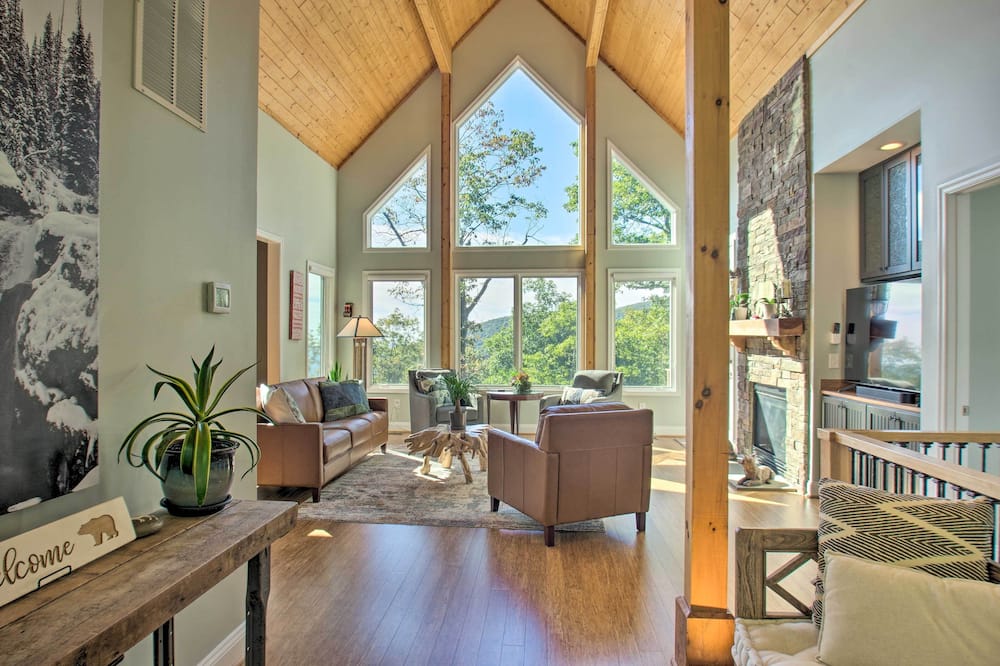 Grand Chalet w/ Hot Tub - Near Wintergreen Resort - Dripping Rock, VA