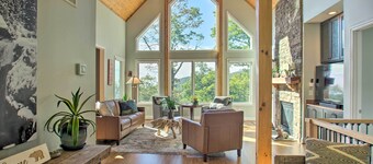 Grand Chalet w/ Hot Tub - Near Wintergreen Resort