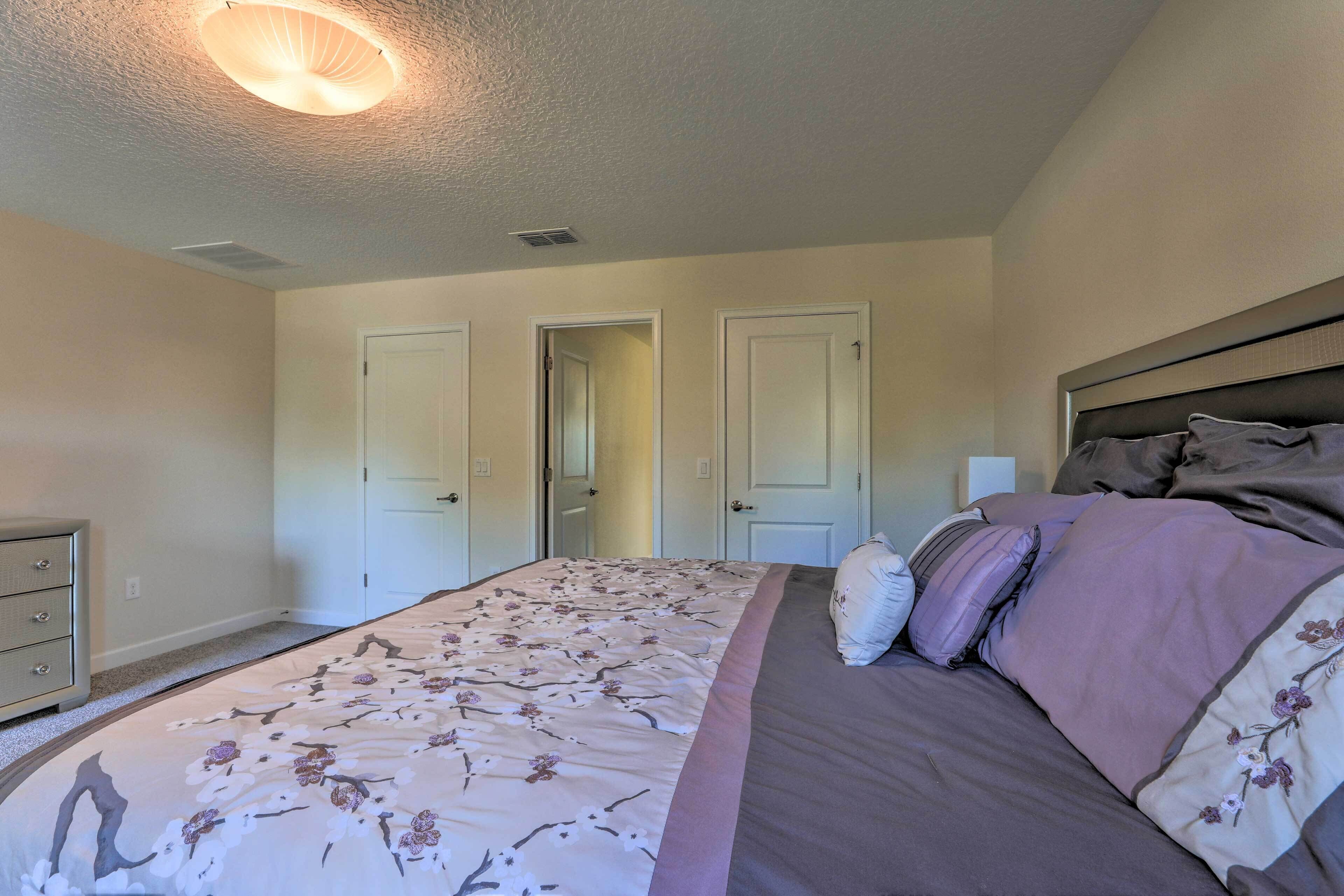 Une chambre à coucher avec un lit, une commode et une porte.