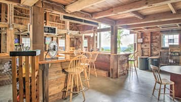 Bar (trong khuôn viên)