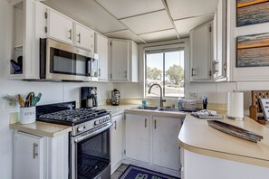 House (2 Bedrooms) | Interior - Lake Havasu Home w/ Resort Perks, Walk to Lake (Lake Havasu City)