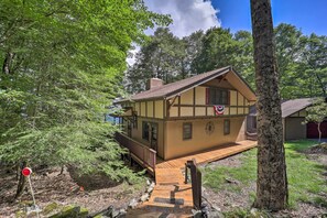 Interior - Hot Tub & Scenic Views: Beech Mountain Retreat (Banner Elk)