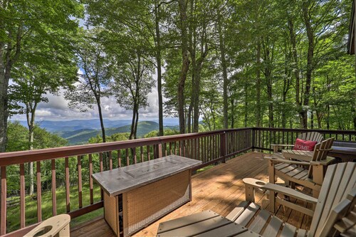Hot Tub & Scenic Views: Beech Mountain Retreat