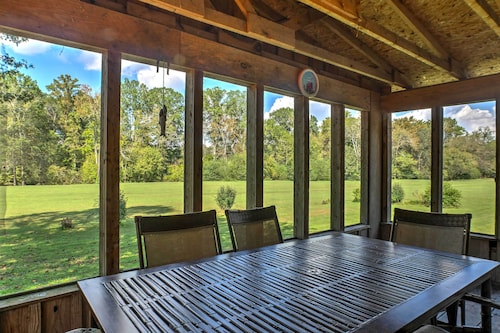 Ooltewah Cabin w/ Grill, Pool Table & Porch!
