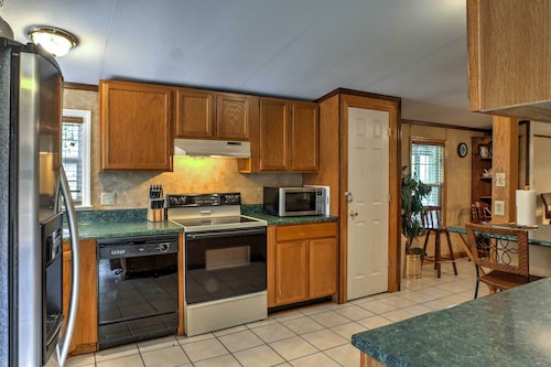 Ooltewah Cabin w/ Grill, Pool Table & Porch!